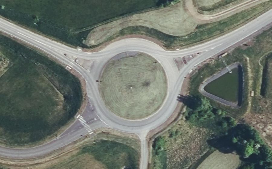 Vue aérienne du Rond-point anonyme n°190639471