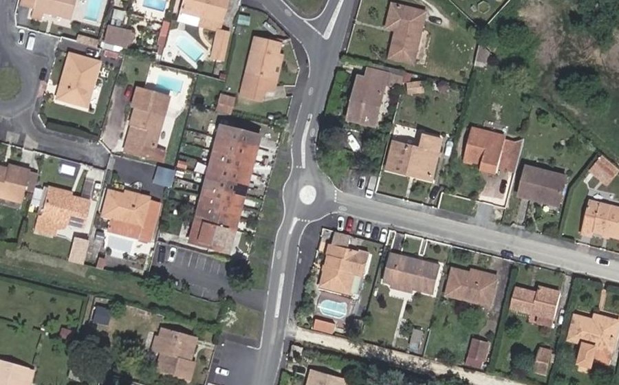 Vue aérienne du Rond-point anonyme n°190653773
