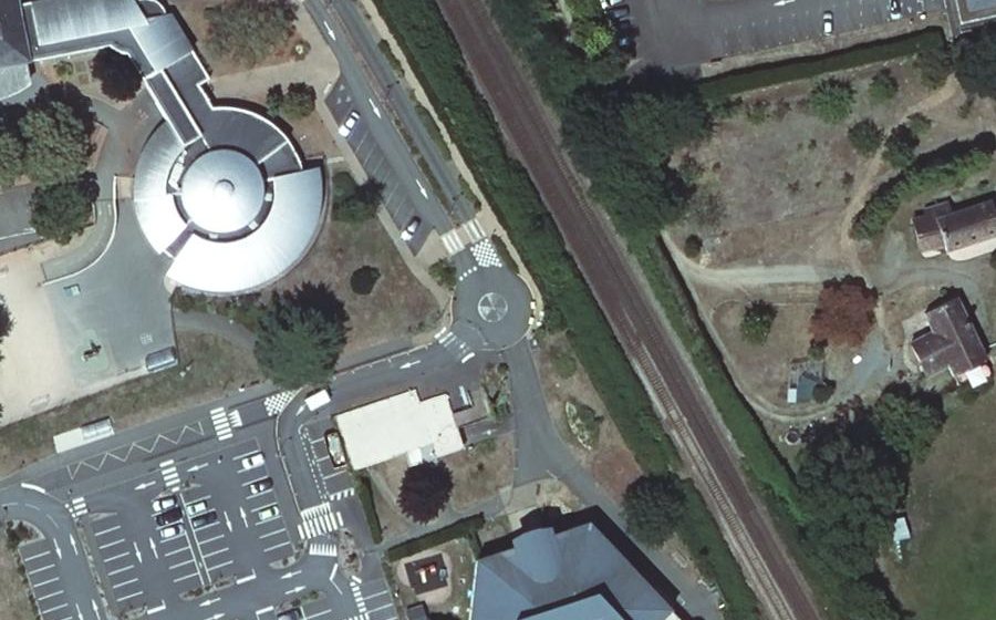 Vue aérienne du Rond-point anonyme n°190655388