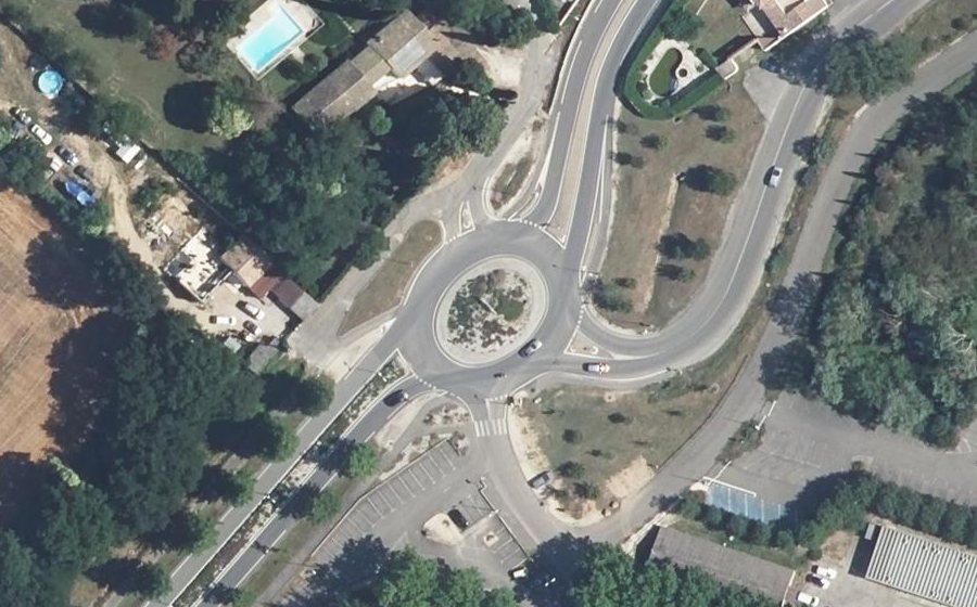 Vue aérienne du Rond-point anonyme n°190661956