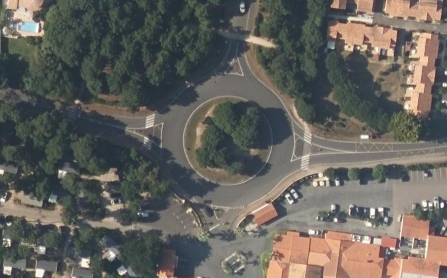 Vue aérienne du Rond-point anonyme n°190738953