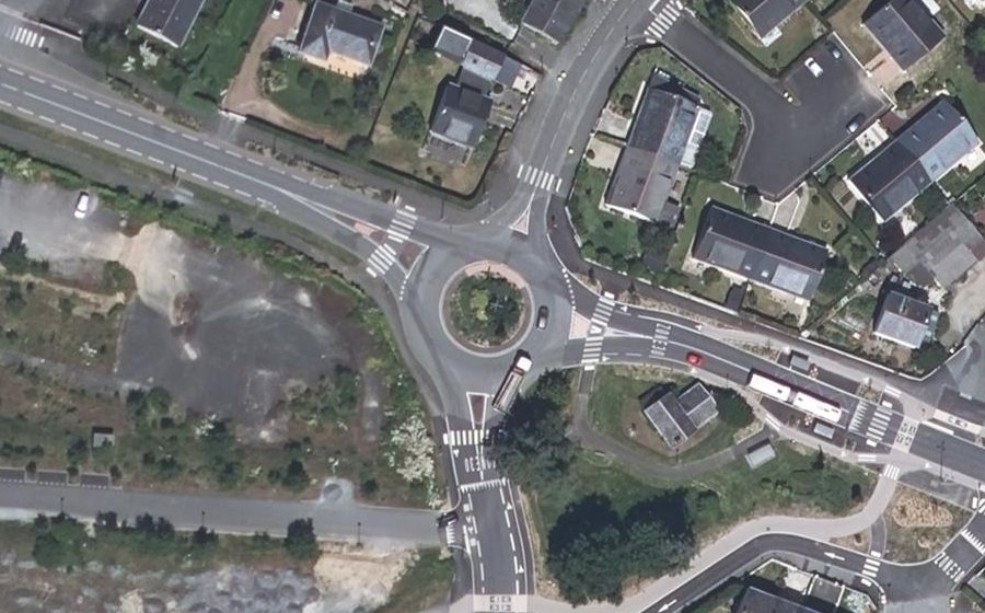 Vue aérienne du Rond-point anonyme n°190746606