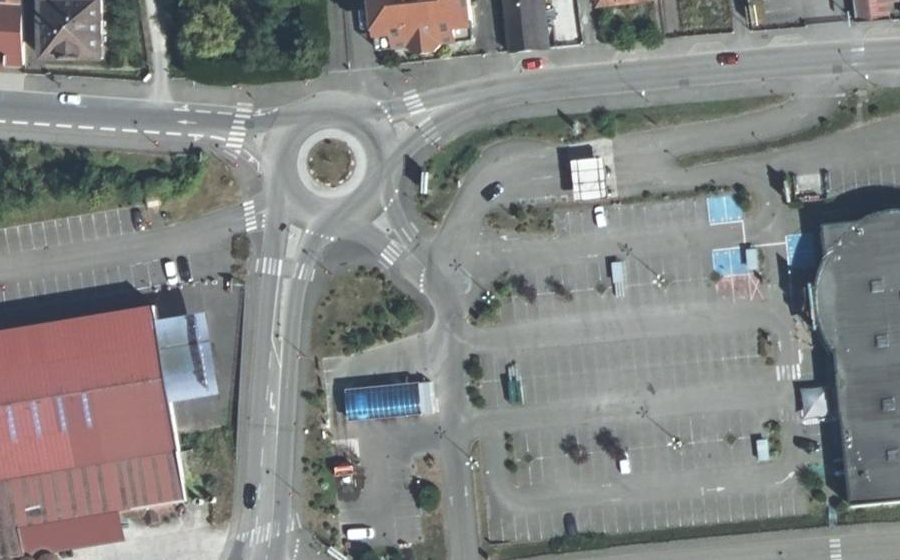 Vue aérienne du Rond-point anonyme n°190753944