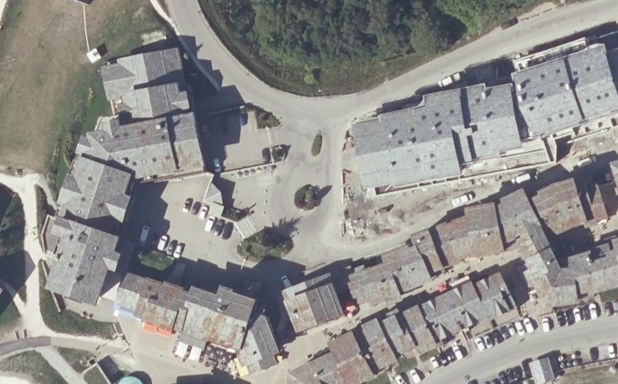 Vue aérienne du Rond-point anonyme n°190755324