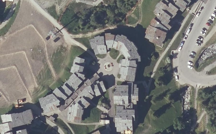 Vue aérienne du Rond-point anonyme n°190755326
