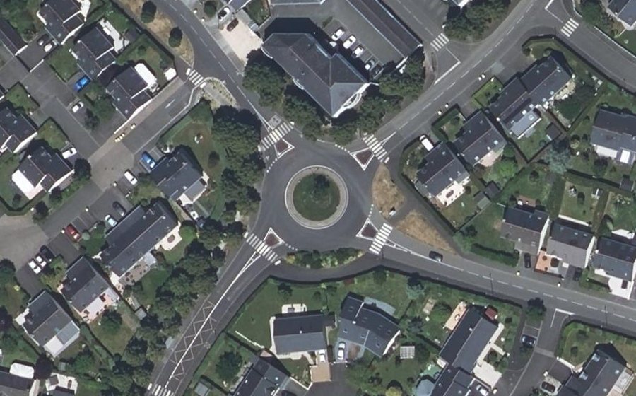 Vue aérienne du Rond-point anonyme n°190759113