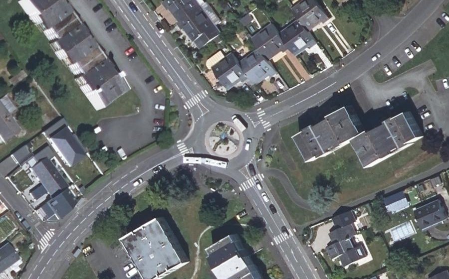 Vue aérienne du Rond-point anonyme n°190764916