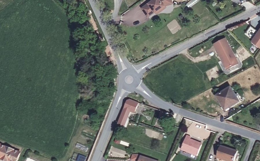 Vue aérienne du Rond-point anonyme n°190765095