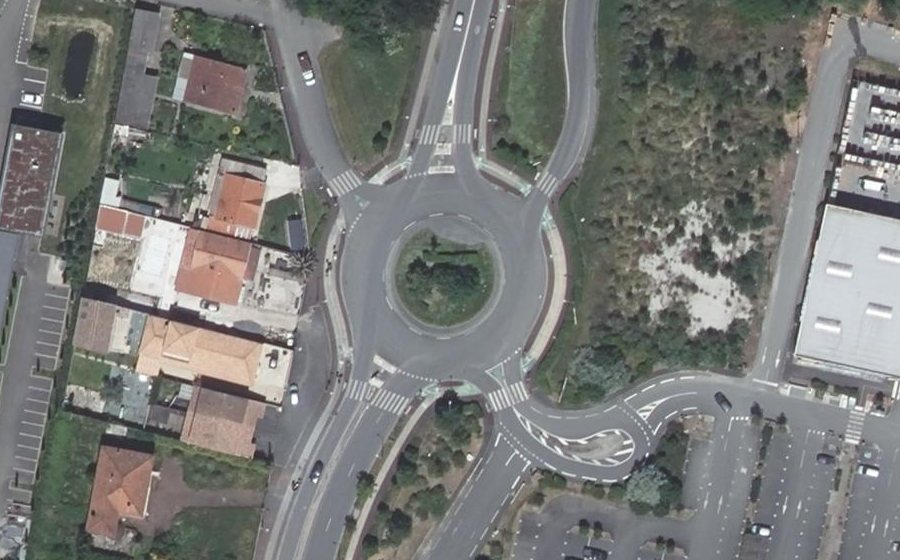 Vue aérienne du Rond-point anonyme n°190769709