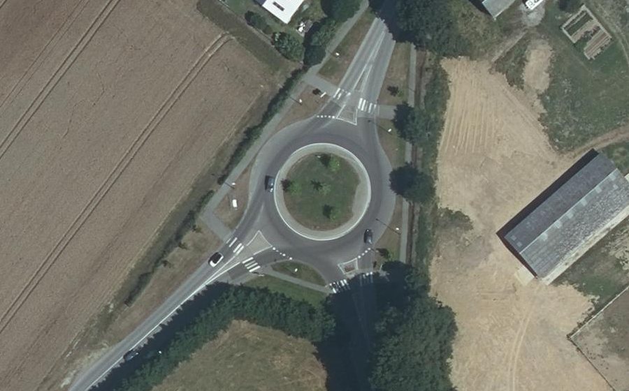 Vue aérienne du Rond-point anonyme n°190822875