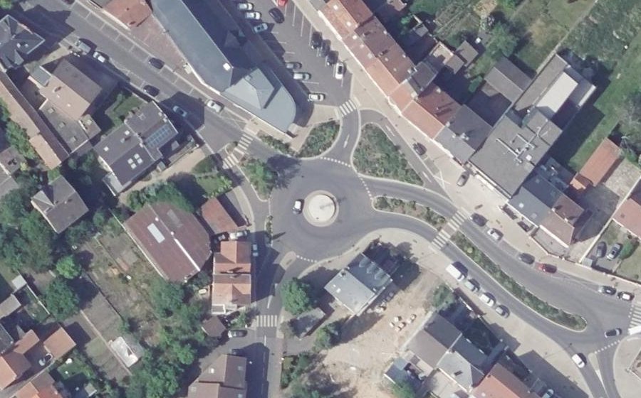 Vue aérienne du Rond-point anonyme n°190940825