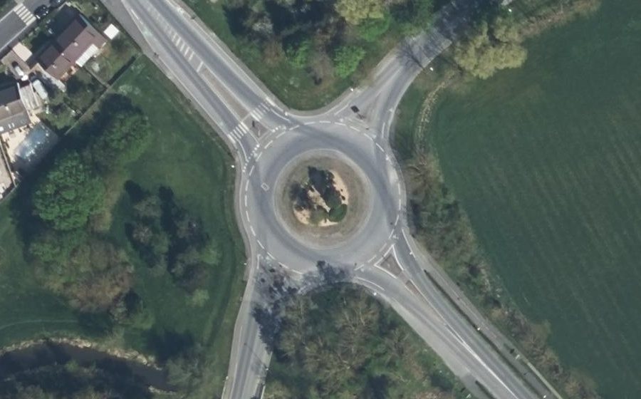 Vue aérienne du Rond-point anonyme n°19094543
