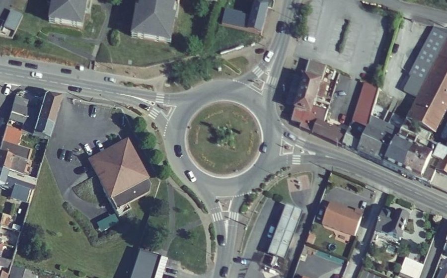Vue aérienne du Rond-point anonyme n°191190242