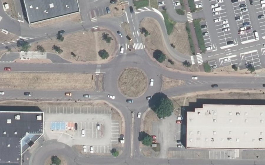 Vue aérienne du Rond-point anonyme n°191281647