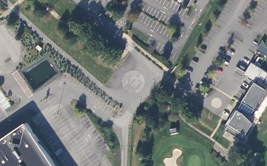Vue aérienne du Rond-point anonyme n°191282941