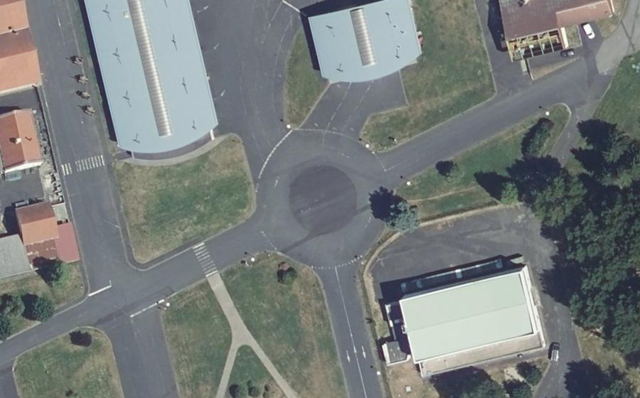Vue aérienne du Rond-point anonyme n°191393436