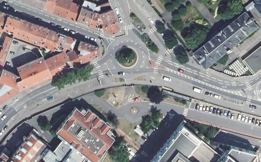 Vue aérienne du Rond-point anonyme n°191448709