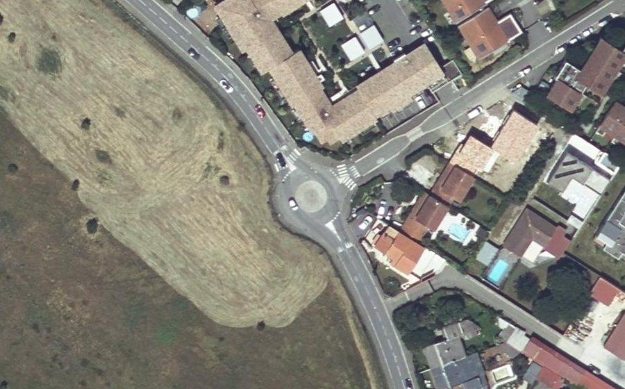 Vue aérienne du Rond-point anonyme n°191499624