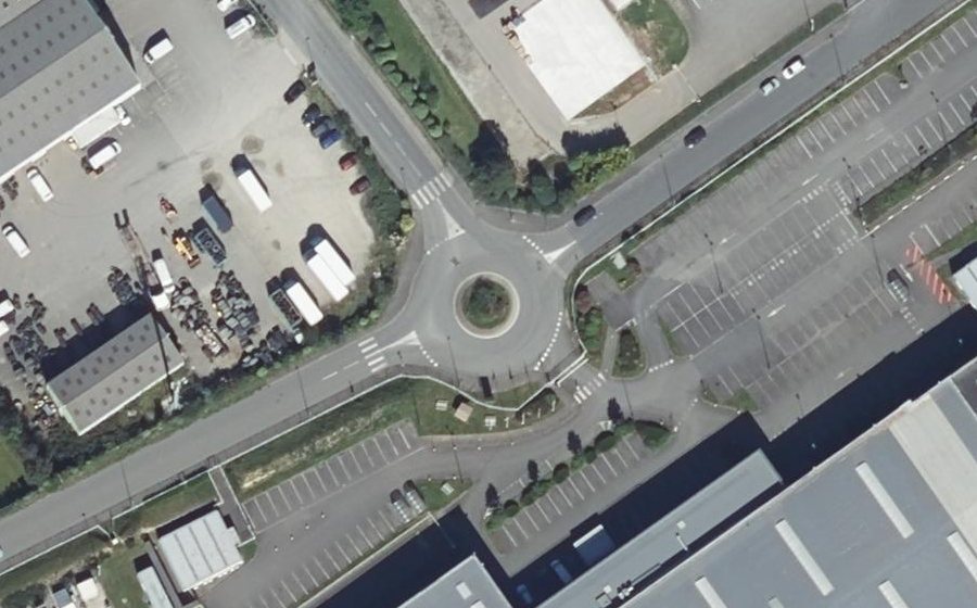Vue aérienne du Rond-point anonyme n°191545966