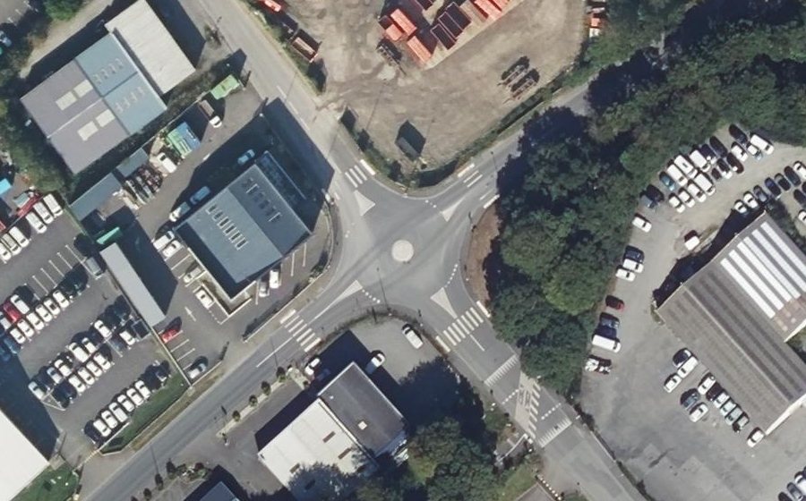 Vue aérienne du Rond-point anonyme n°191546912