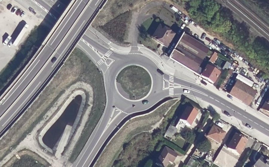 Vue aérienne du Rond-point anonyme n°191547345