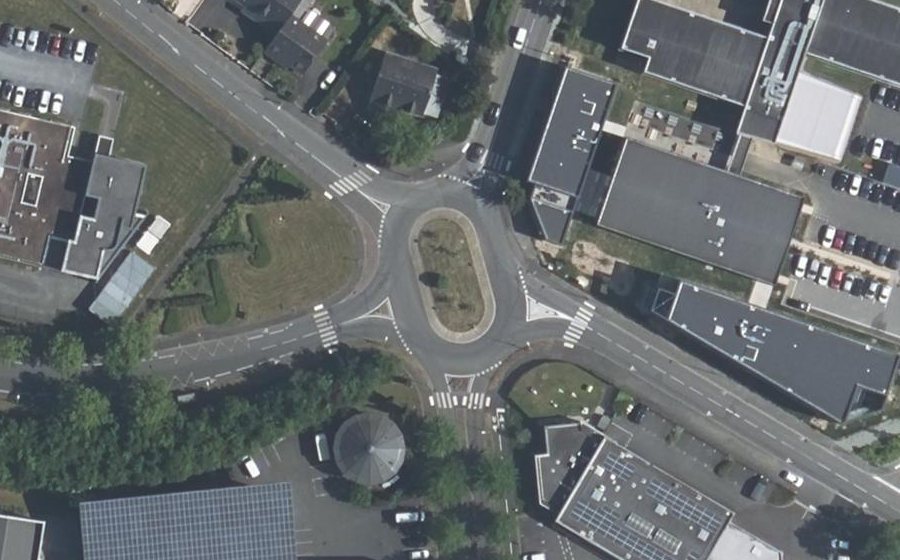 Vue aérienne du Rond-point anonyme n°191702657