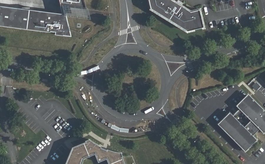 Vue aérienne du Rond-point anonyme n°191702790