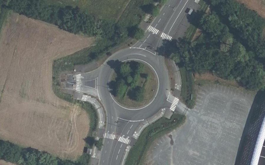 Vue aérienne du Rond-point anonyme n°191713918