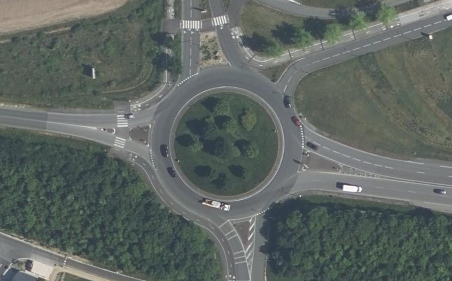 Vue aérienne du Rond-point anonyme n°191713924