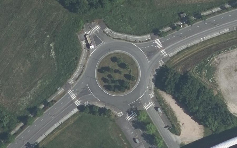 Vue aérienne du Rond-point anonyme n°191714460