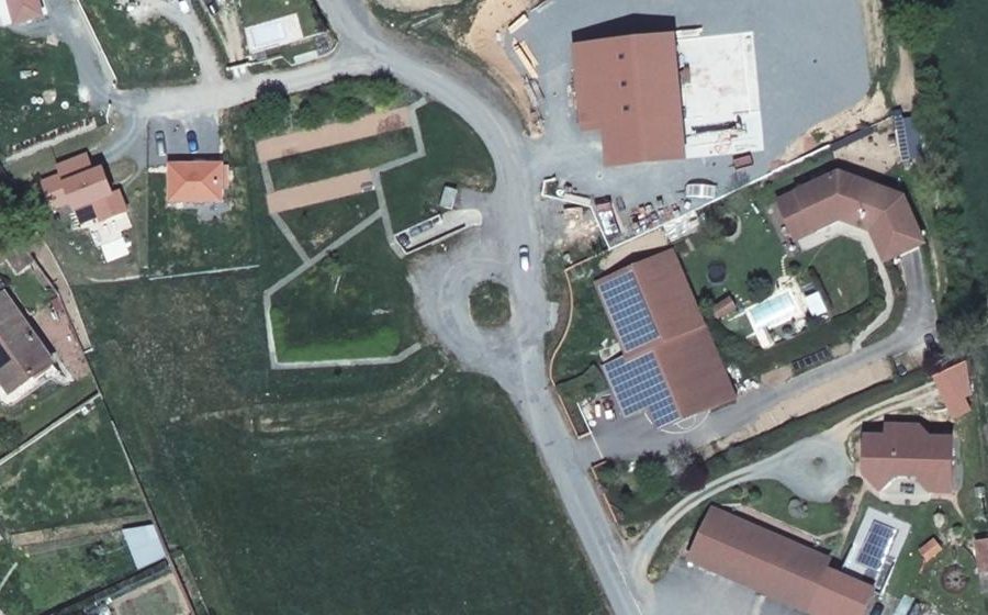 Vue aérienne du Rond-point anonyme n°191768685