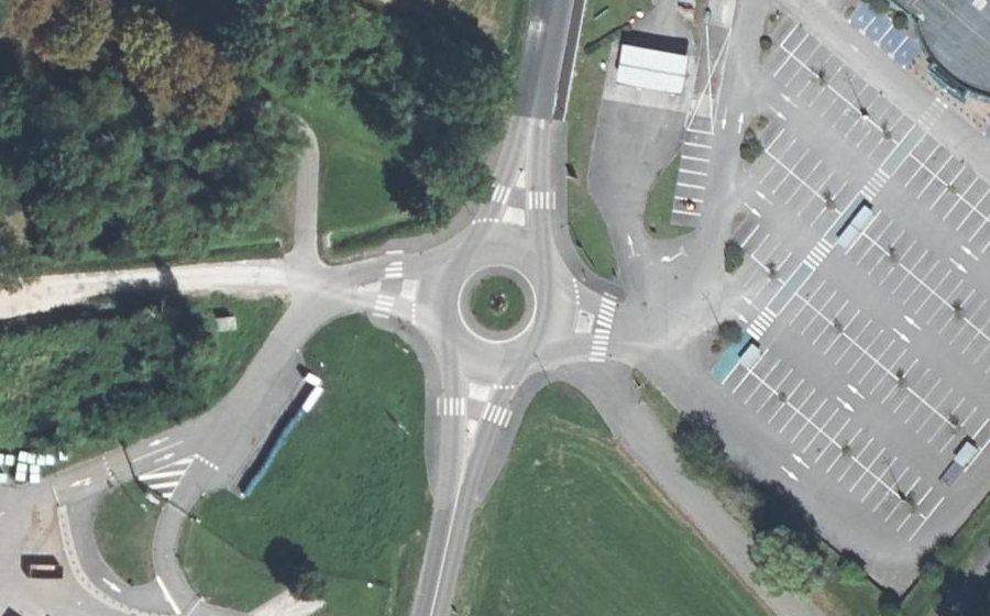 Vue aérienne du Rond-point anonyme n°192040239