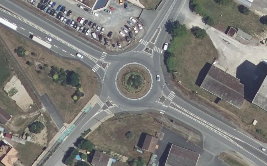 Vue aérienne du Rond-point anonyme n°192069372