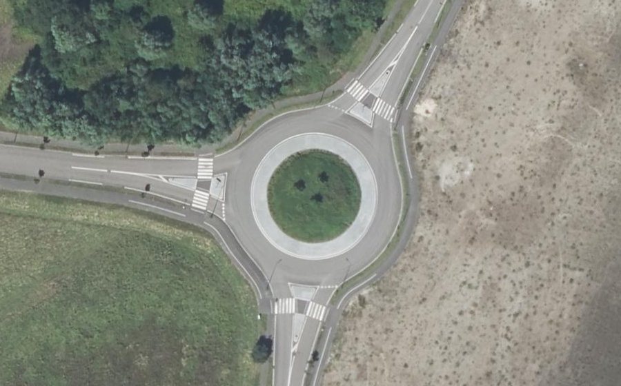 Vue aérienne du Rond-point anonyme n°192081076