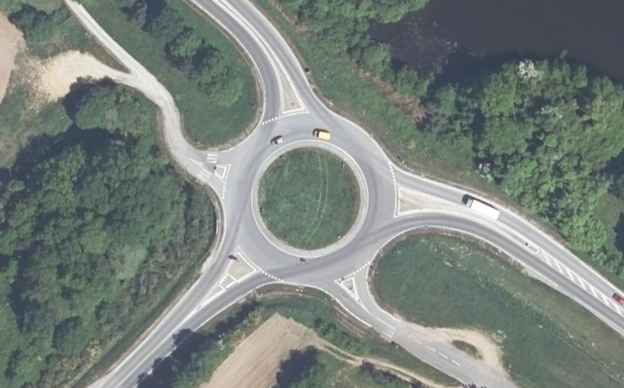 Vue aérienne du Rond-point anonyme n°192083655