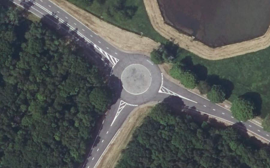 Vue aérienne du Rond-point anonyme n°192094673