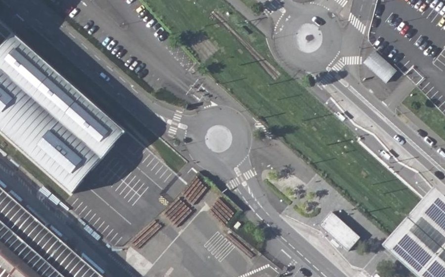 Vue aérienne du Rond-point anonyme n°192154433