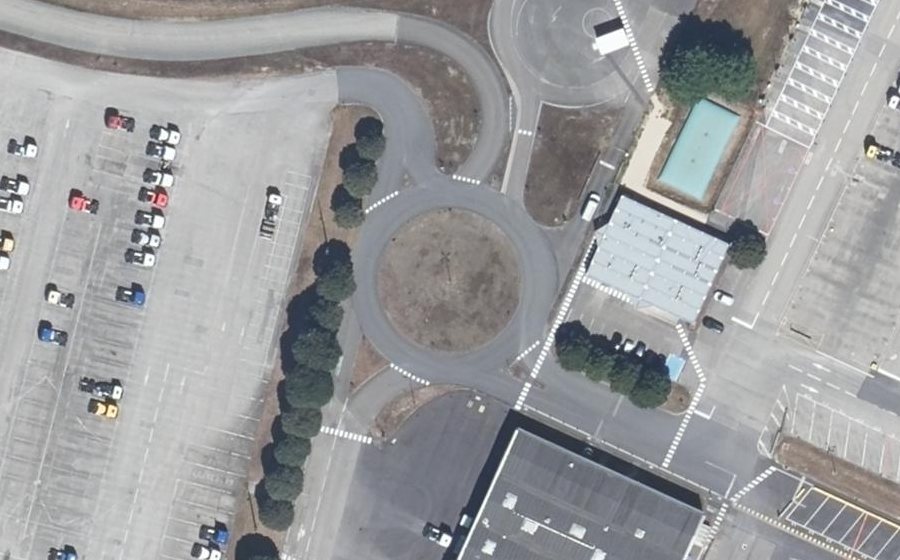 Vue aérienne du Rond-point anonyme n°192238516