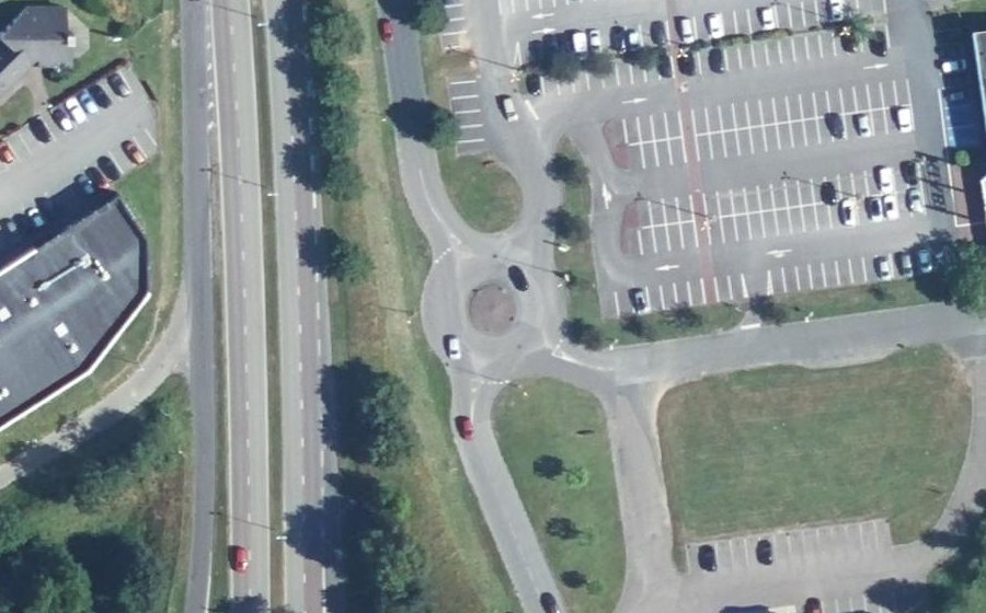 Vue aérienne du Rond-point anonyme n°192248669