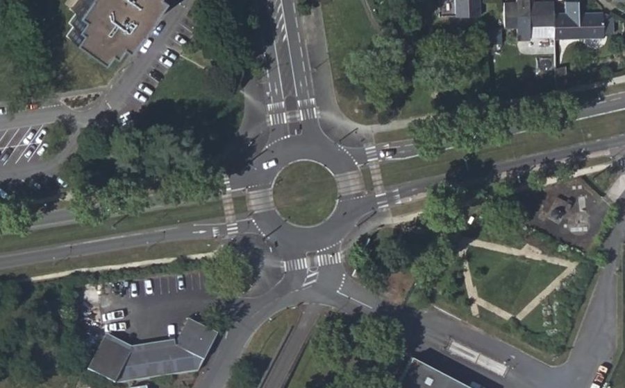 Vue aérienne du Rond-point anonyme n°192254111