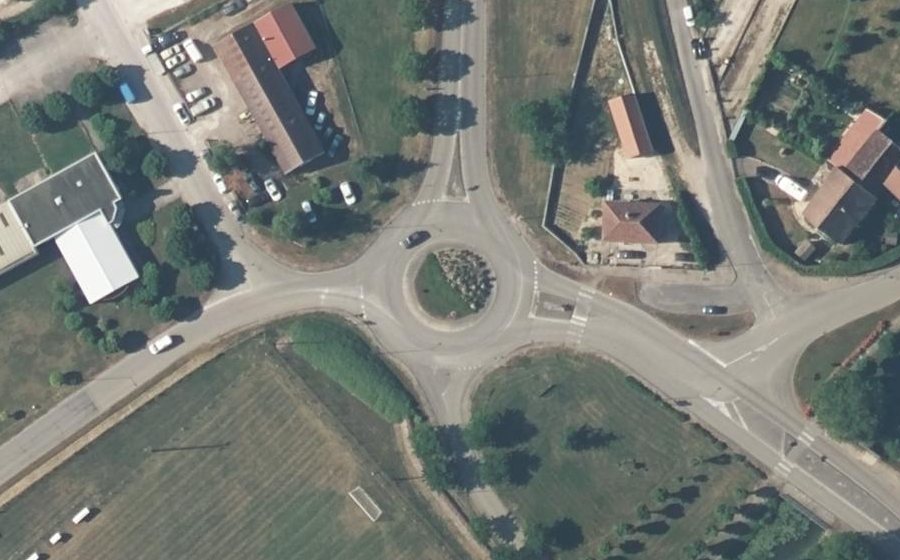 Vue aérienne du Rond-point anonyme n°192273017