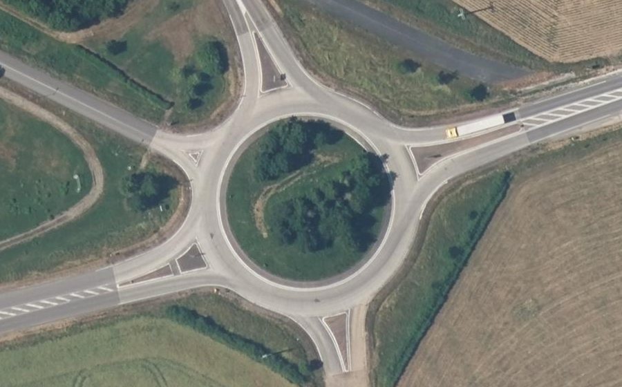 Vue aérienne du Rond-point anonyme n°192290341