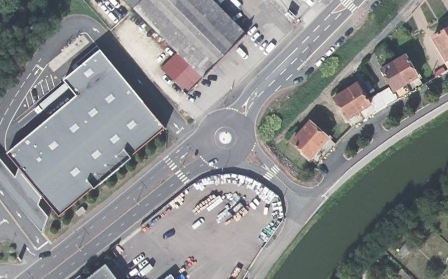 Vue aérienne du Rond-point anonyme n°192312491