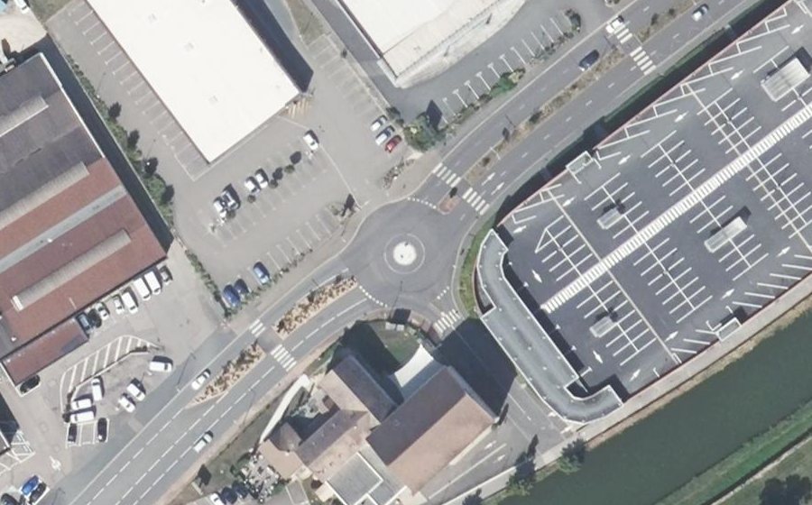 Vue aérienne du Rond-point anonyme n°192312492