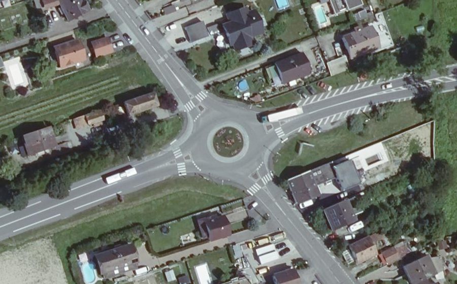 Vue aérienne du Rond-point anonyme n°192350113