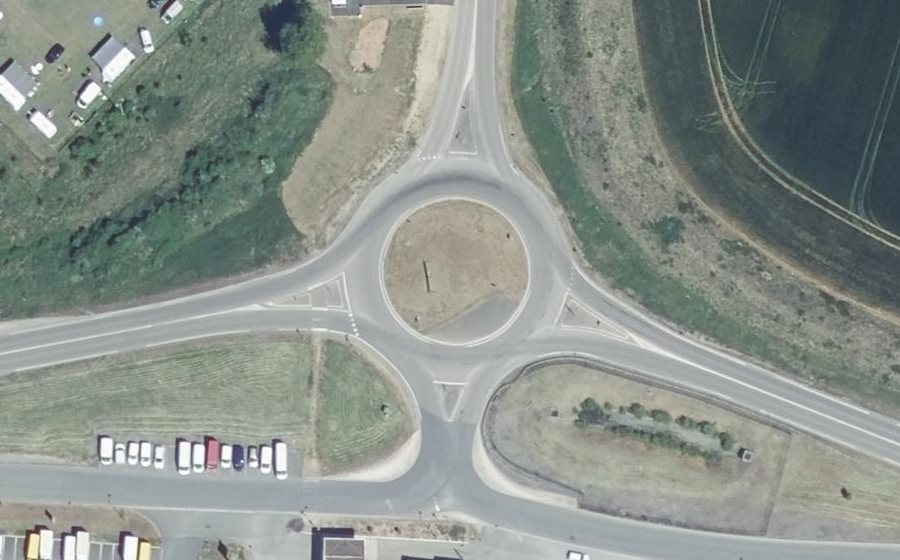Vue aérienne du Rond-point anonyme n°192368736