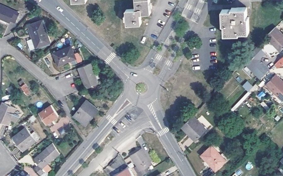 Vue aérienne du Rond-point anonyme n°192387492