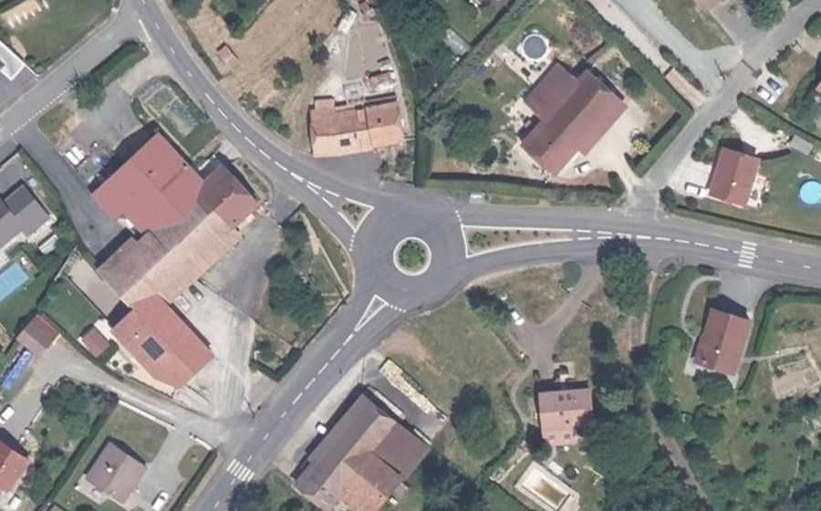 Vue aérienne du Rond-point anonyme n°192460334