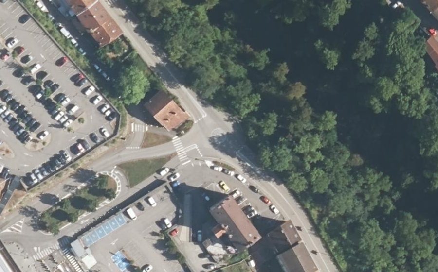 Vue aérienne du Rond-point anonyme n°192475284