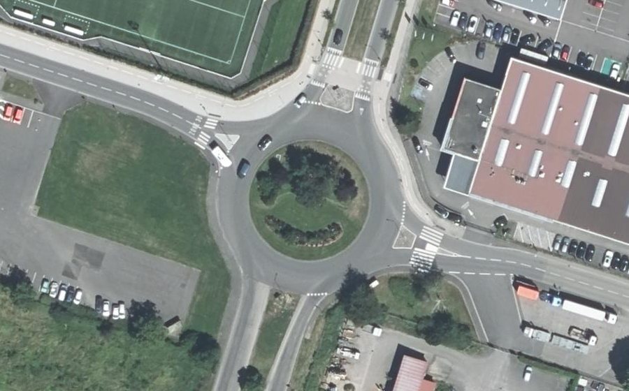 Vue aérienne du Rond-point anonyme n°19249146
